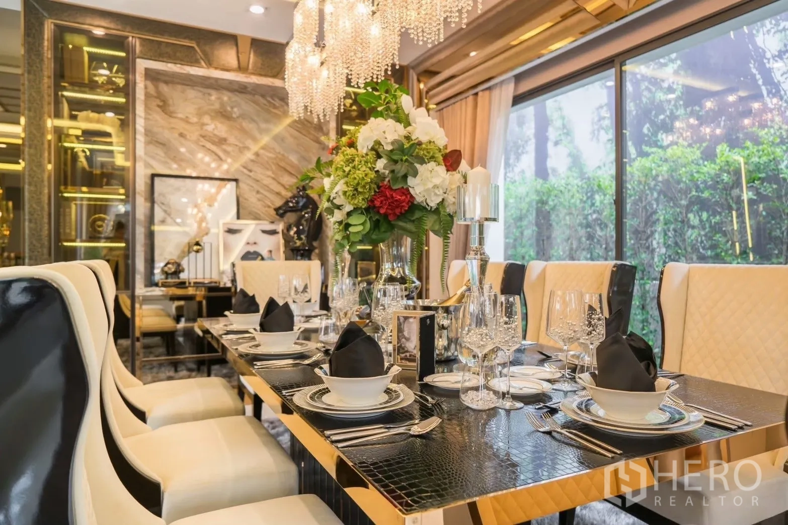 บ้าน ให้เช่าในPrawet, Bangkok - ห้องรับประทานอาหารอย่างเป็นทางการ โคมระย้าคริสตัล มุมมองสวน และจัดโต๊ะพร้อม