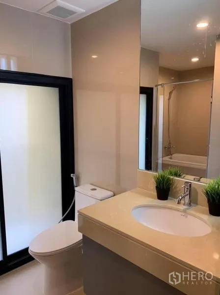 คอนโด ให้เช่าในPathum Wan, Bangkok - ห้องน้ำสว่าง เคาน์เตอร์อ่างล้างหน้า กระจก โถสุขภัณฑ์ และประตูกระจกฝ้า