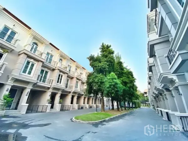 ทาวน์เฮาส์ ให้เช่าในWatthana, Bangkok - ซอยภายในโครงการ มีทาวน์เฮ้าส์สามชั้นเรียงรายและต้นไม้ร่มรื่น