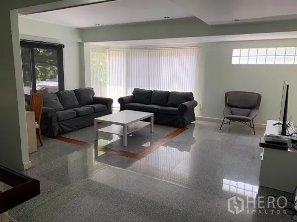 ทาวน์เฮาส์ ให้เช่าในKhlong Toei, Bangkok - ห้องนั่งเล่นสว่าง โซฟา โต๊ะกลาง ชั้นวางทีวี และม่านบังแสงแบบเต็มผนัง