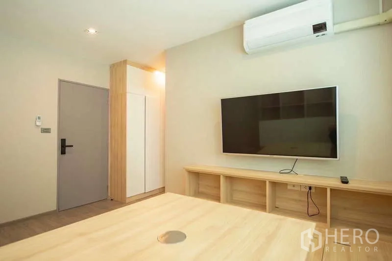 联排别墅 出租或出售在Lat Phrao, Bangkok - 多媒体/多功能房，壁挂电视与定制柜体。