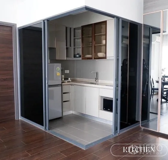 公寓 出租在Watthana, Bangkok - 独立封闭式厨房，玻璃移门与L型台面