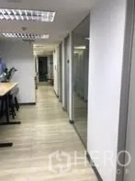 สำนักงาน ให้เช่าในKhlong Toei, Bangkok - โถงทางเดินพื้นลายไม้สว่าง พร้อมห้องประชุมกั้นกระจก