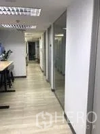 สำนักงาน ให้เช่าในKhlong Toei, Bangkok - โถงทางเดินพื้นลายไม้สว่าง พร้อมห้องประชุมกั้นกระจก