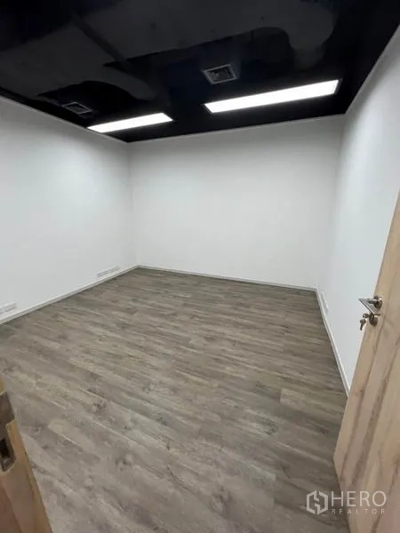 办公空间 出租在Khlong Toei, Bangkok - 方形独立办公室，明亮LED灯和层压地板