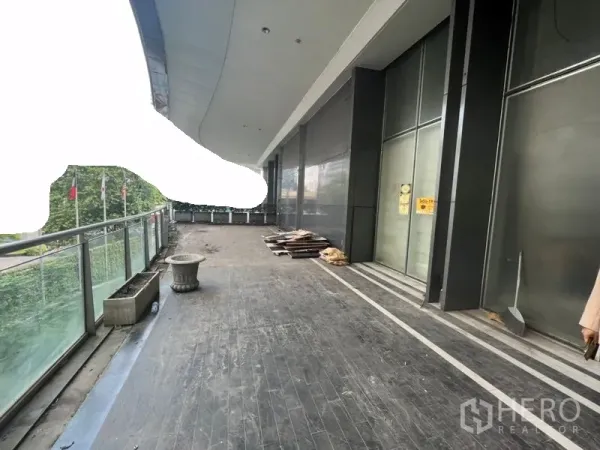 พื้นที่ขายปลีก ให้เช่าในSathon, Bangkok - ชานทางเดินมีหลังคาพร้อมราวกระจกและผนังกระจกหน้าร้านขนาดใหญ่