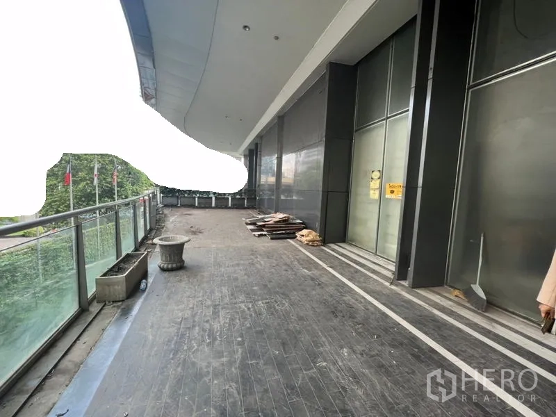 พื้นที่ขายปลีก ให้เช่าในSathon, Bangkok - ชานทางเดินมีหลังคาพร้อมราวกระจกและผนังกระจกหน้าร้านขนาดใหญ่