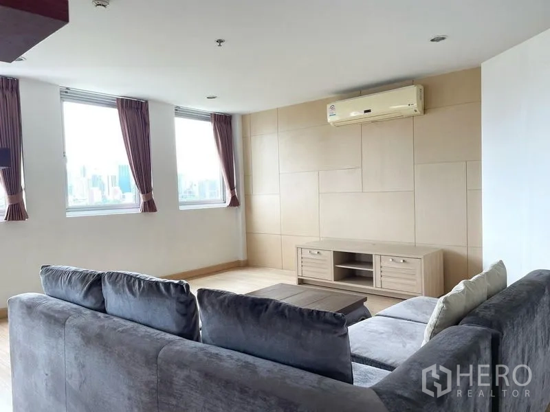 คอนโด ให้เช่าในKhlong Toei, Bangkok - ห้องนั่งเล่นพร้อมหน้าต่างบานใหญ่ วิวเมือง เครื่องปรับอากาศ และชั้นวางทีวีเตี้ย