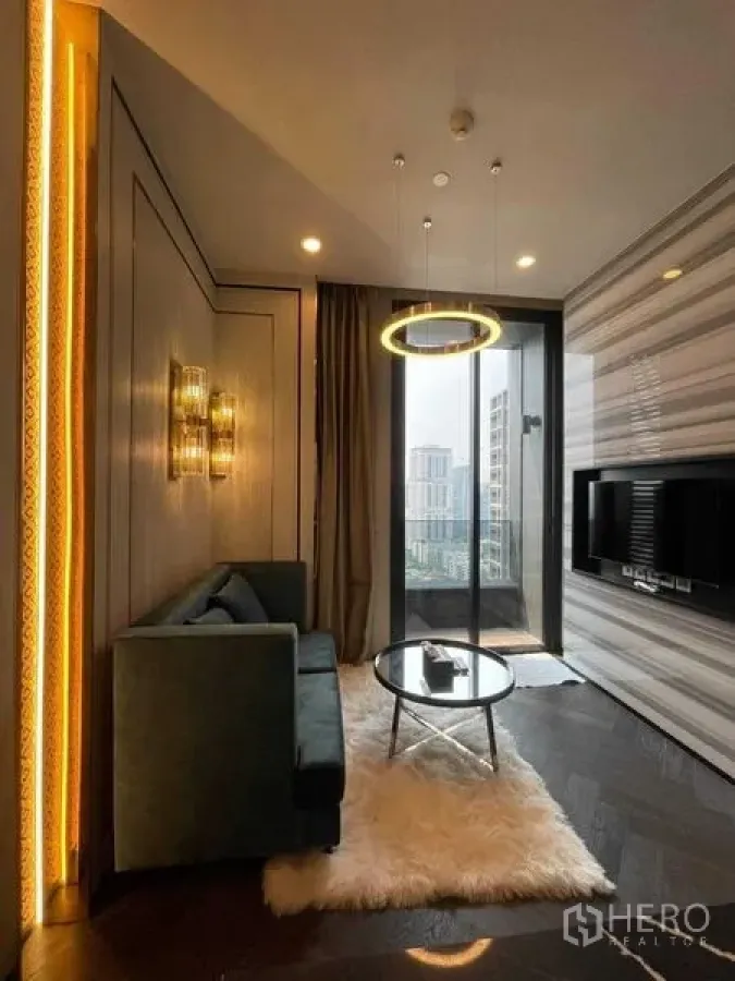 คอนโด ให้เช่าในKhlong Toei, Bangkok - พื้นที่นั่งเล่นขนาดกะทัดรัด โซฟา โต๊ะกระจกทรงกลม โคมไฟวงแหวน และวิวระเบียง