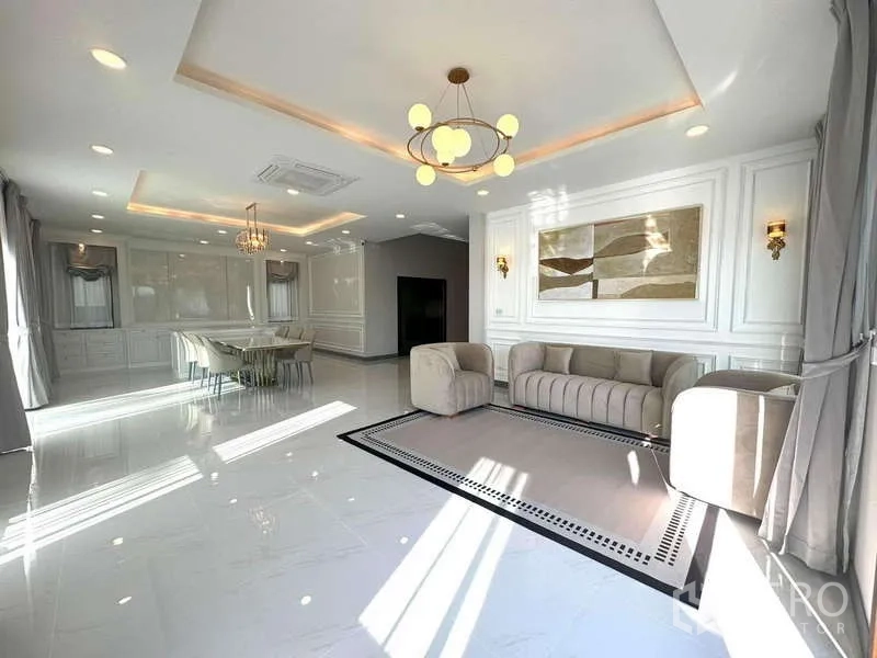 Detached House for rent in Bang Phli, Samut Prakan - Spacious open‑plan lounge and dining with modern ceiling lights and glossy floors