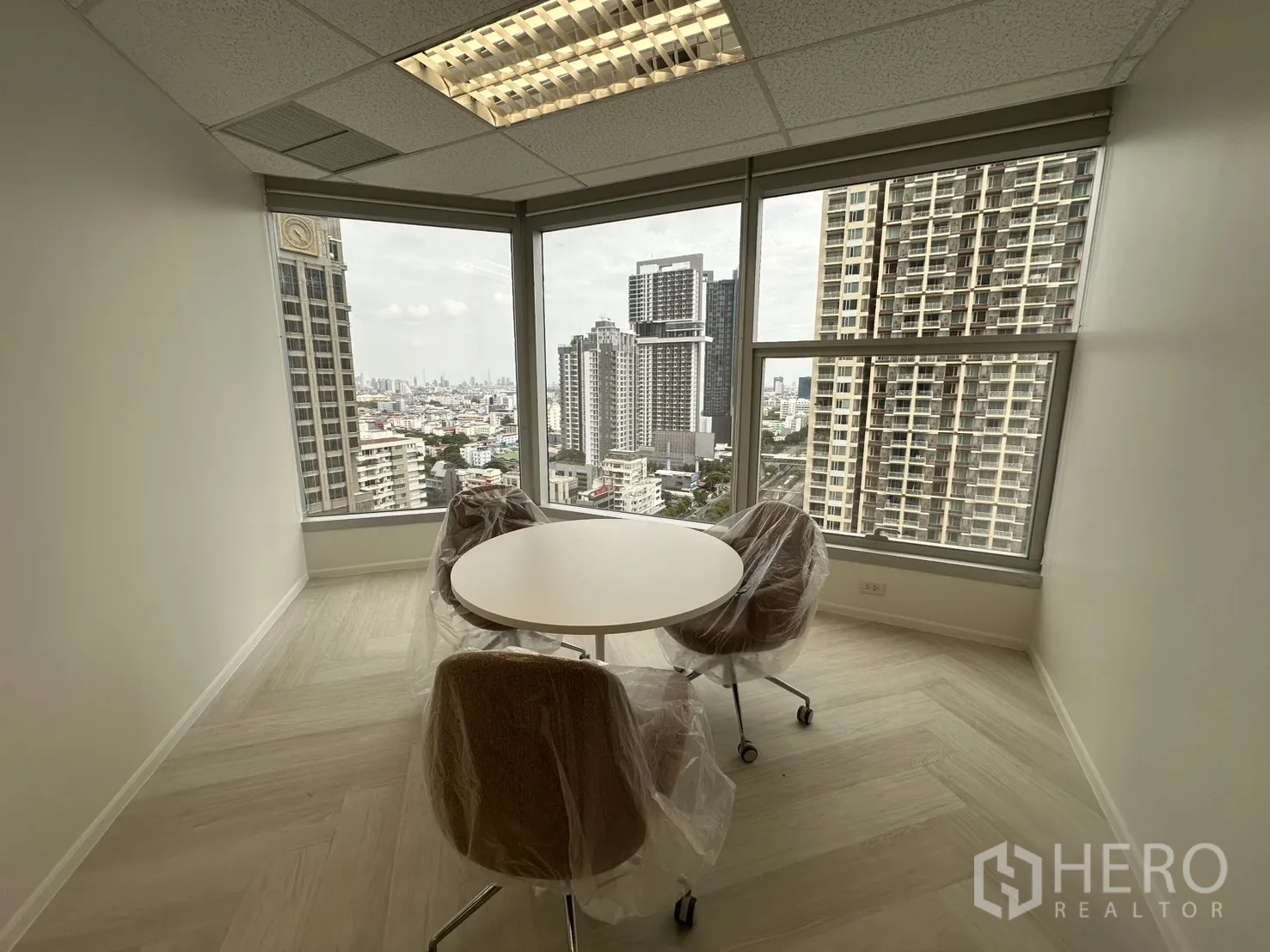 ออฟฟิศ for rent in Sathon, Bangkok - ห้องประชุมมุมอาคาร โต๊ะกลมและเก้าอี้ล้อเลื่อน พร้อมวิวเมือง