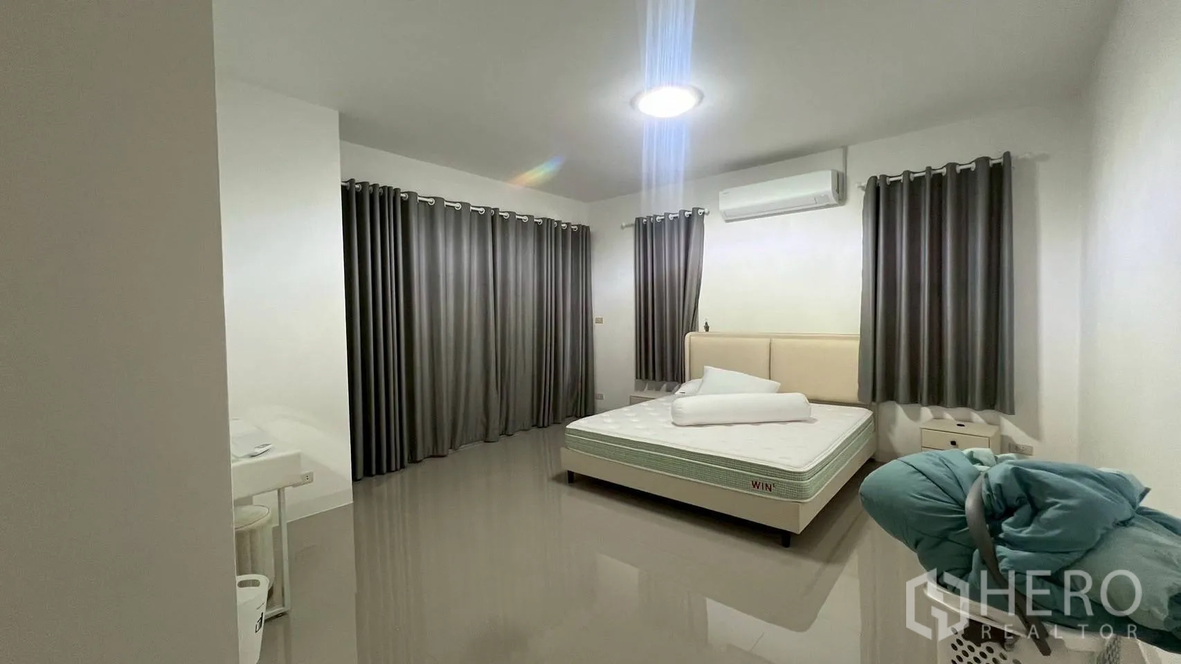 家庭办公室 for rent in Wang Thonglang, Bangkok - 私人房间配大床、灰色窗帘和空调。