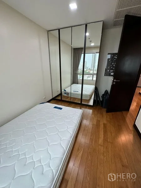 Condominium for rent in Yan Nawa, Bangkok - Third bedroom featuring a mirrored wardrobe and single bed.