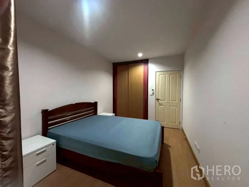 ทาวน์เฮาส์ for rent in Suan Luang, Bangkok - ห้องนอนพร้อมเตียง โต๊ะข้าง และตู้เสื้อผ้าบิวท์อิน