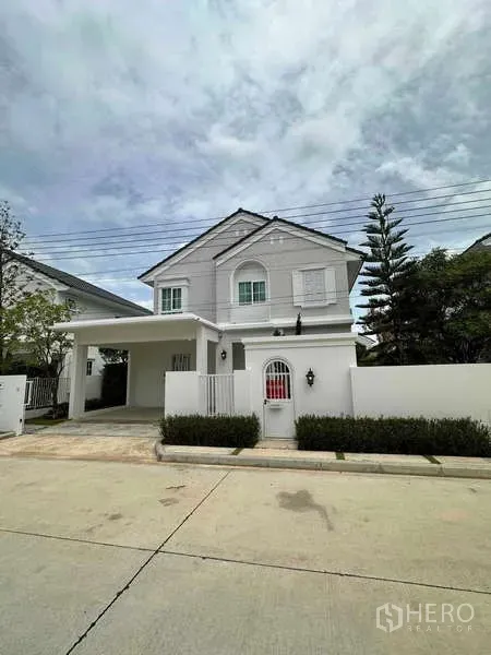 Detached House for sale in Bang Phli, Samut Prakan - Street view of detached house façade, driveway and low hedge