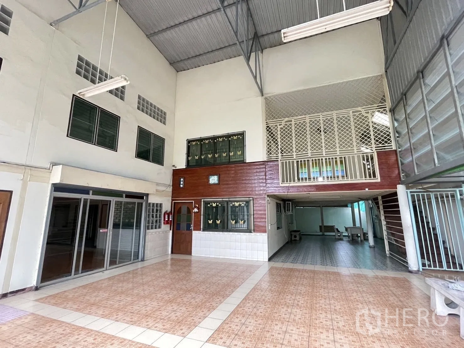 货栈 出租在Lat Phrao, Bangkok - 挑高门厅，设夹层、瓷砖地面与推拉玻璃门。