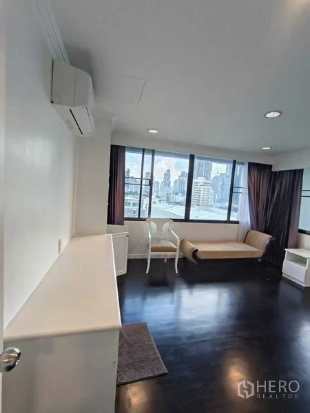 คอนโด ให้เช่าในWatthana, Bangkok - มุมนั่งเล่นสว่างพร้อมหน้าต่างกว้างเห็นวิวเมือง