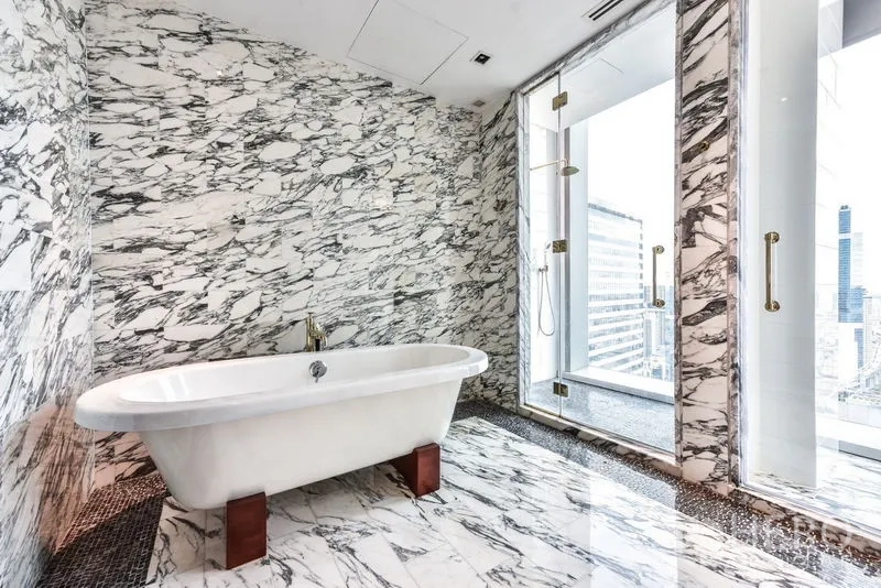 公寓 出租在Bang Rak, Bangkok - 通体大理石浴室，浸泡浴缸与玻璃淋浴间，可赏城市景观。