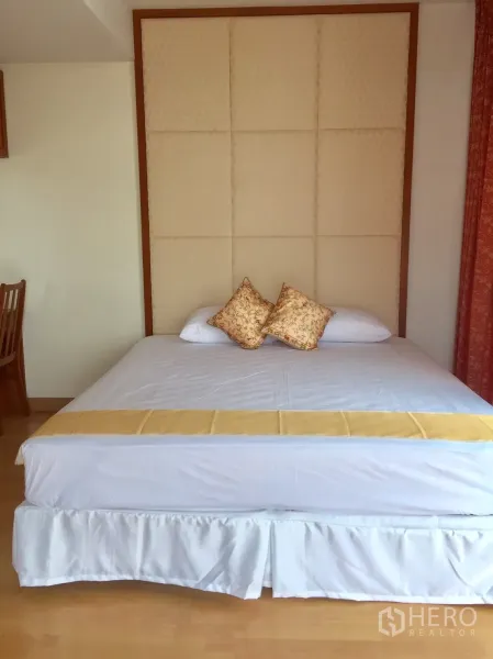 คอนโด ให้เช่าในKhlong Toei, Bangkok - ห้องนอนหลักเตียงคิงพร้อมหัวเตียงบุผ้าและพื้นไม้โทนอ่อน