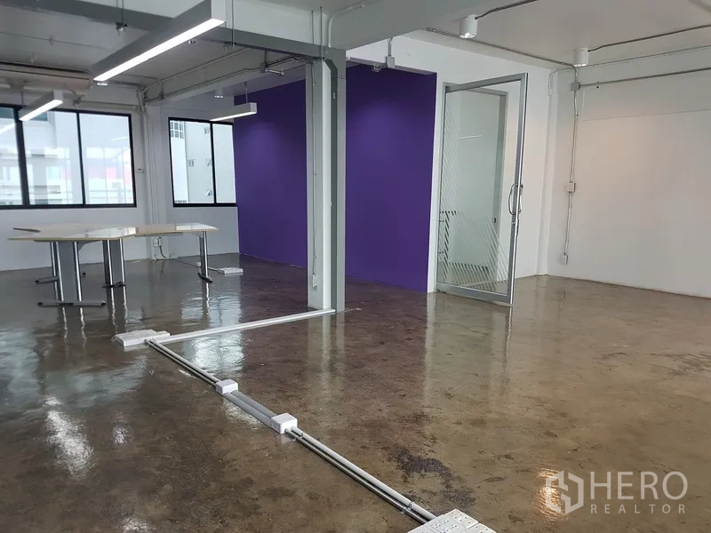 สำนักงานที่บ้าน ขายในKhlong Toei, Bangkok - สำนักงานโล่ง หน้าต่างกว้าง มองเห็นวิวเมือง พื้นขัดมัน