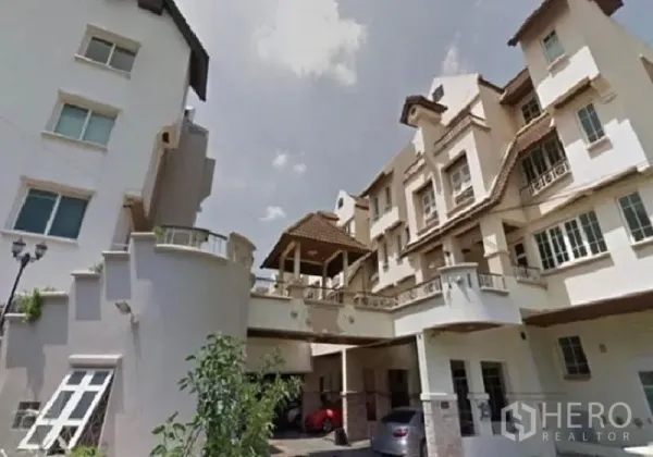 สำนักงานที่บ้าน ให้เช่าในChatuchak, Bangkok - ด้านหน้าตึกโฮมออฟฟิศหลายชั้นพร้อมระเบียง หลังคาจั่ว และที่จอดรถแบบมีหลังคา ใต้ท้องฟ้าโปร่ง