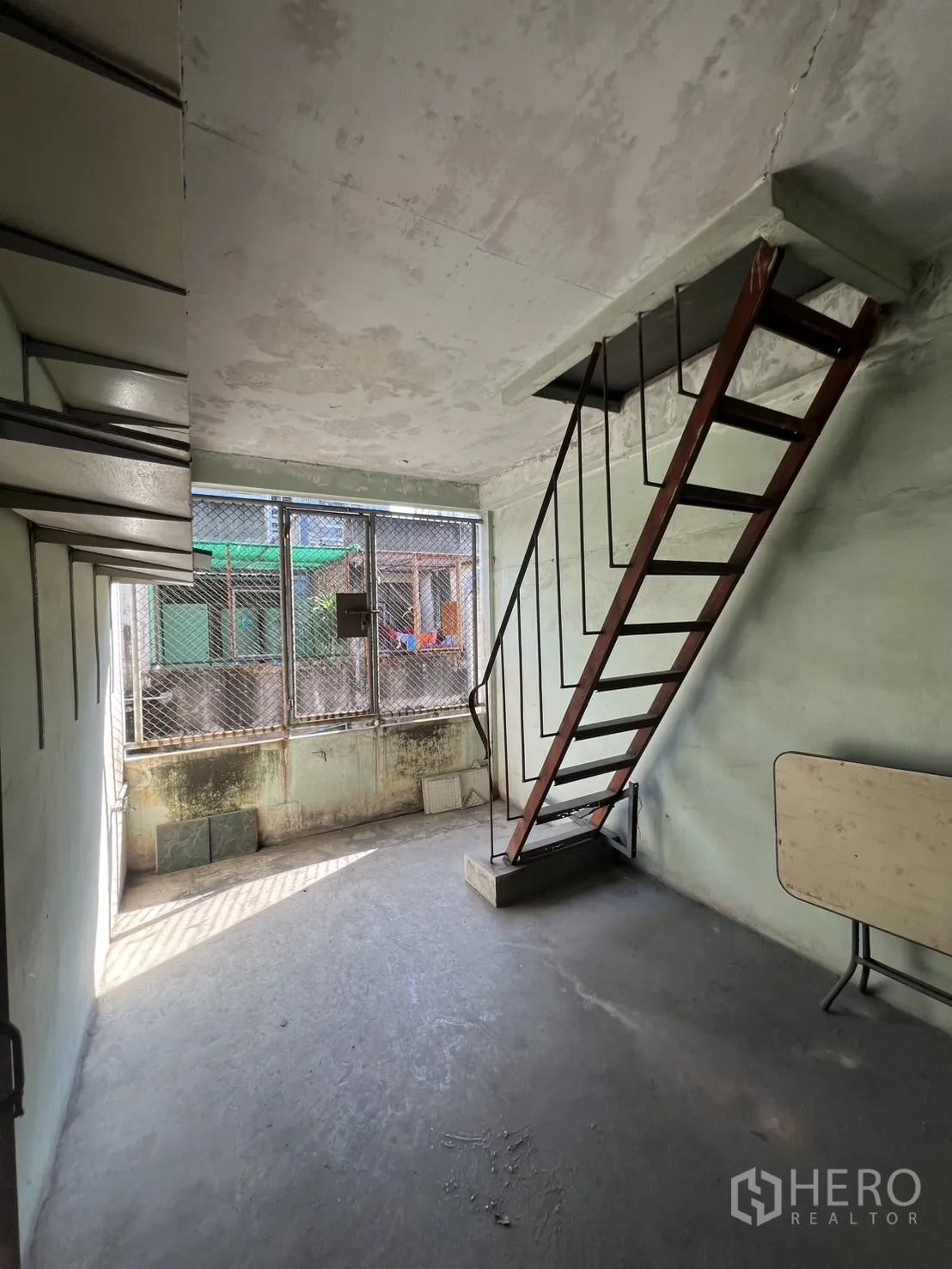 อาคารพาณิชย์ ให้เช่าในKhlong Toei, Bangkok - พื้นที่ด้านหลัง มีบันไดเหล็กแบบบันไดพาด และหน้าต่างตาข่าย