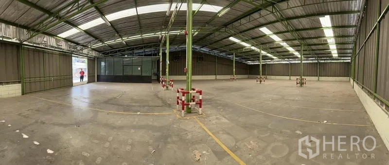 货栈 出租在Prawet, Bangkok - 仓库角落全景，装卸入口与宽阔地坪