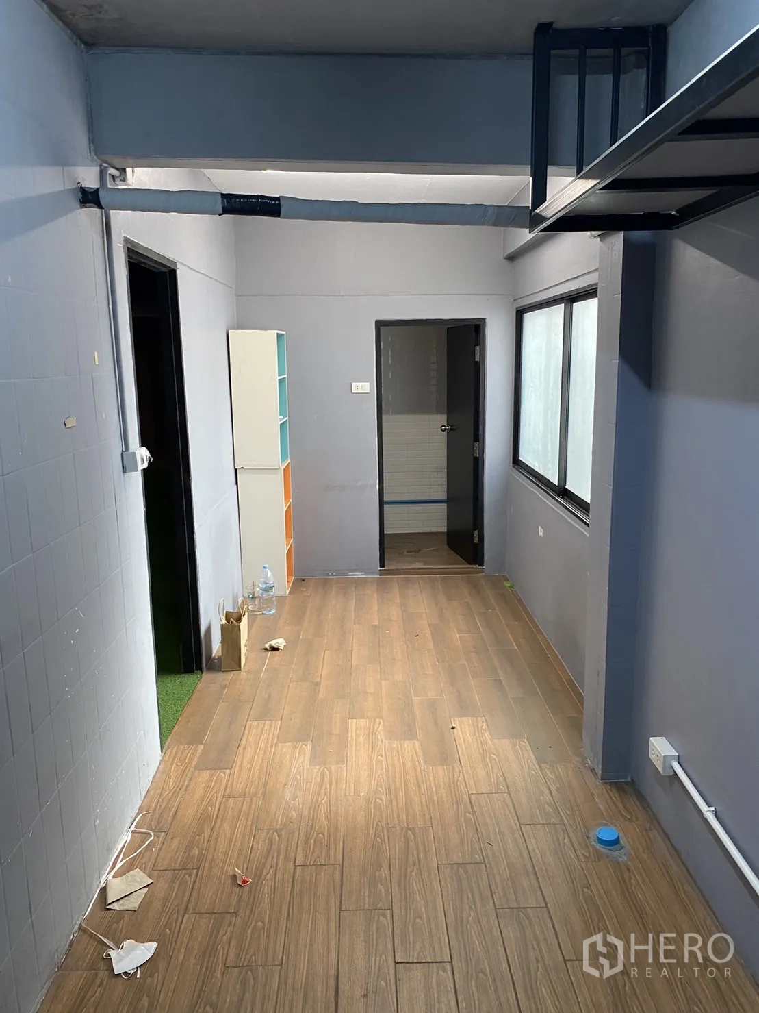 พื้นที่ขายปลีก ให้เช่าในPhaya Thai, Bangkok - ห้องออฟฟิศขนาดกะทัดรัด พื้นกระเบื้องลายไม้ มีหน้าต่าง และทางเข้าห้องน้ำด้านหลัง.