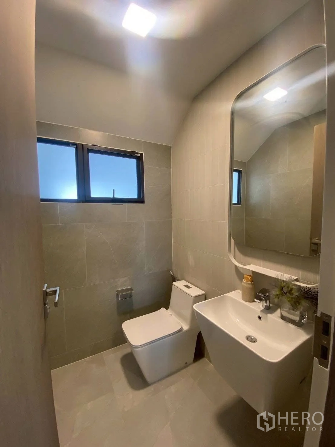 Detached House for rent in Bang Phli, Samut Prakan - Powder room with sink, toilet and small high window.