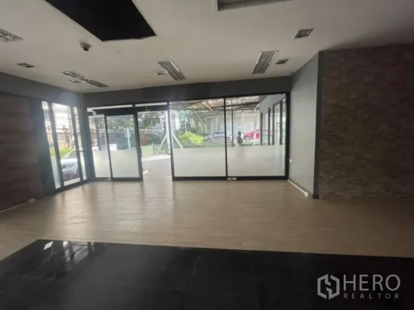 พื้นที่ขายปลีก ให้เช่าในKhlong Toei, Bangkok - ภายในแบบเปิดโล่ง กระจกเต็มสูงจากพื้นจรดเพดาน และพื้นลายไม้