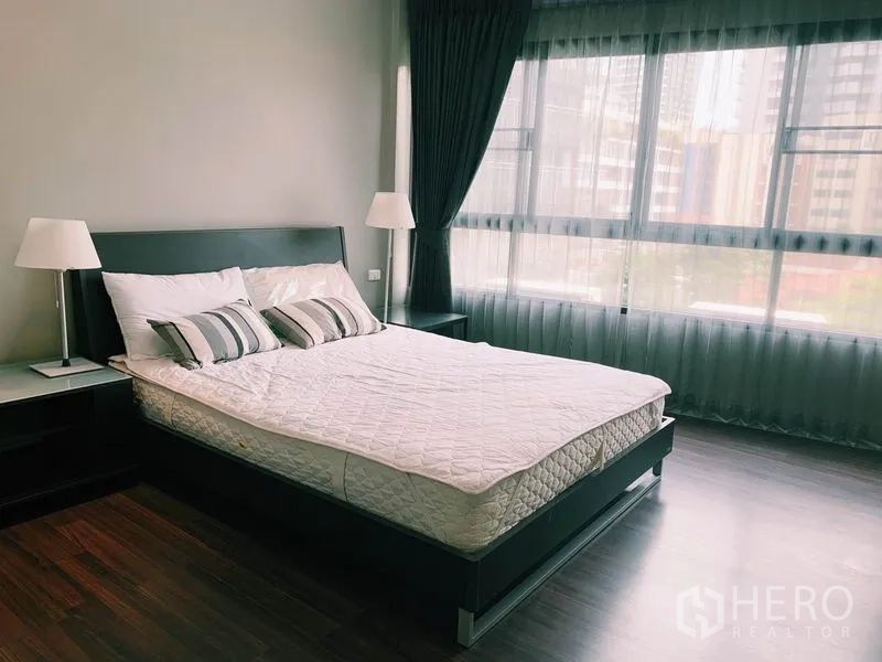คอนโด ให้เช่าในWatthana, Bangkok - ห้องนอนใหญ่กว้างพร้อมหน้าต่างบานใหญ่ ผ้าม่านโปร่ง พื้นไม้ และเตียงสไตล์โมเดิร์น