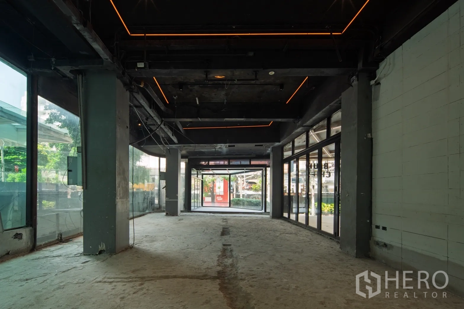 พื้นที่ขายปลีก ให้เช่าในKhlong Toei, Bangkok - พื้นที่ค้าปลีกแบบเปิดโล่ง เพดานสีดำแบบลอฟท์ติดไฟเส้น LED มีกระจกเต็มความสูงสองด้าน