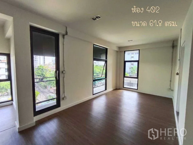 办公空间 出租在Phaya Thai, Bangkok - 转角空间设落地窗及推拉门，连接小阳台。