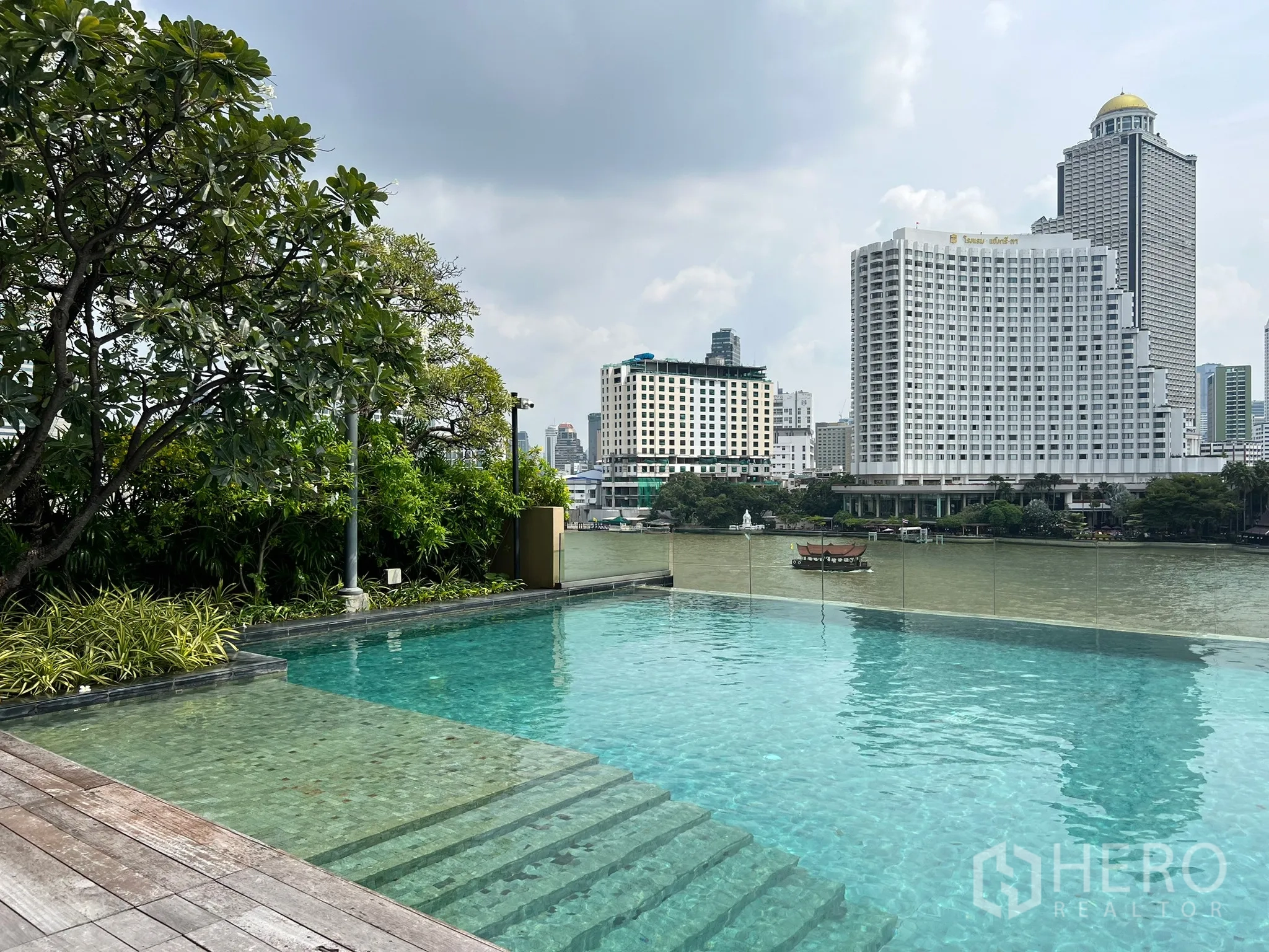 คอนโด ขายในKhlong San, Bangkok - สระว่ายน้ำอินฟินิตี้พร้อมวิวแม่น้ำและโรงแรมบนสกายไลน์
