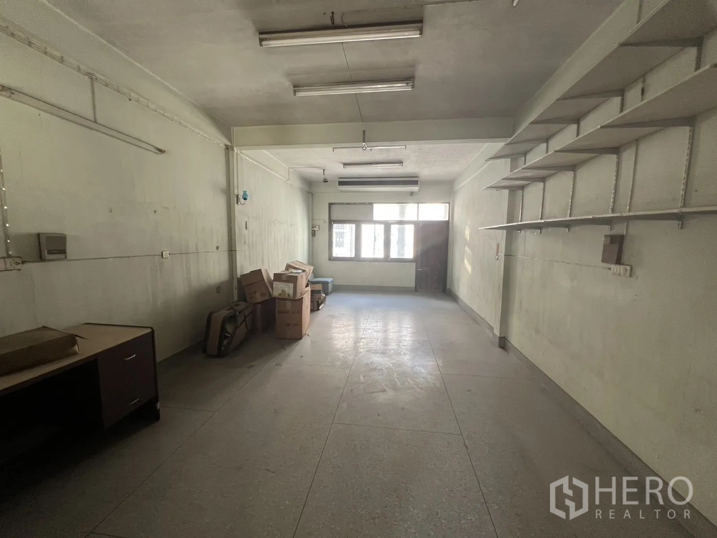 อาคารพาณิชย์ ให้เช่าในKhlong Toei, Bangkok - ห้องโล่งชั้นบน มีชั้นวางของ กล่อง และหน้าต่าง