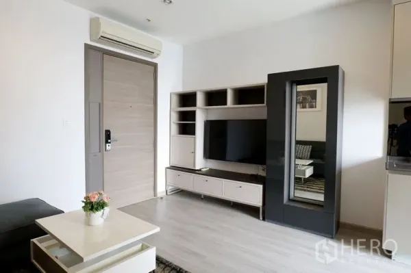 คอนโด ให้เช่าในWatthana, Bangkok - มุมมองทางเข้าพร้อมชั้นวางทีวี ทีวีติดผนัง และตู้เก็บของแบบกระจก