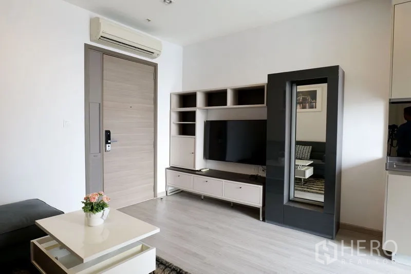 คอนโด ให้เช่าในWatthana, Bangkok - มุมมองทางเข้าพร้อมชั้นวางทีวี ทีวีติดผนัง และตู้เก็บของแบบกระจก