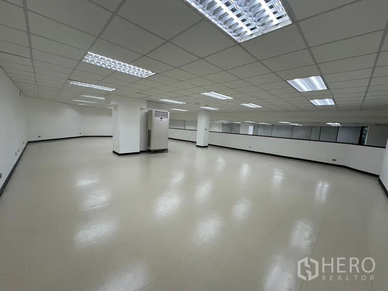 展厅 出租 - 上层大空间配空调与明亮地面，布局方正易规划。