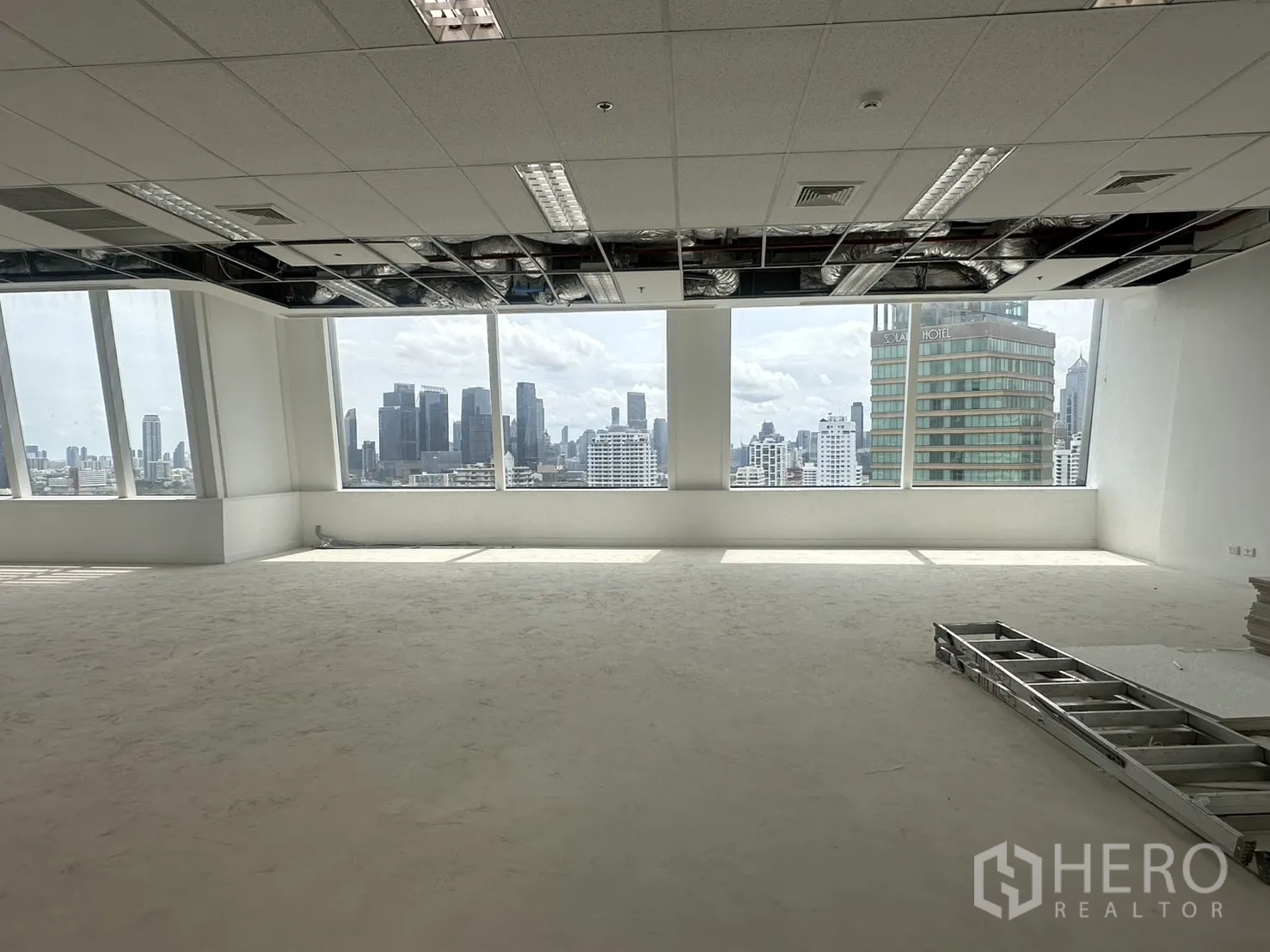 ออฟฟิศ for rent in Watthana, Bangkok - พื้นสำนักงานโล่งยังไม่ตกแต่ง มองเห็นวิวเมืองพาโนรามาผ่านกระจกบานกว้าง
