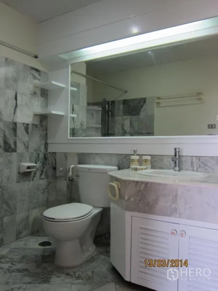 คอนโด ให้เช่าในWatthana, Bangkok - ห้องน้ำปูกระเบื้องลายหินอ่อน กระจกบานกว้าง อ่างล้างหน้าและโถสุขภัณฑ์
