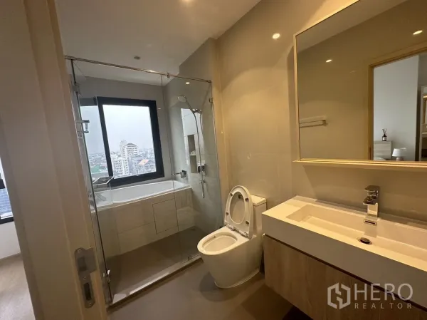 คอนโด ให้เช่าในWatthana, Bangkok - ห้องน้ำสมัยใหม่ อ่างอาบน้ำกั้นกระจกและหน้าต่างมองวิวเมือง