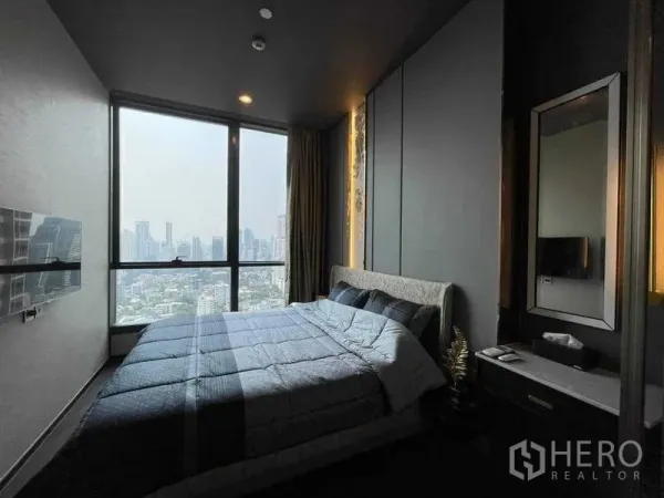 คอนโด ให้เช่าในKhlong Toei, Bangkok - ห้องนอนอบอุ่นพร้อมหน้าต่างบานใหญ่เห็นสกายไลน์กรุงเทพฯ เตียงบุนุ่มและทีวีติดผนัง