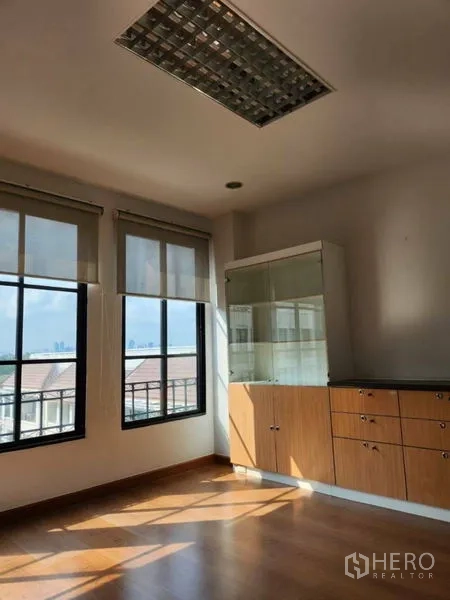 ทาวน์เฮาส์ ให้เช่าหรือขายในWang Thonglang, Bangkok - ห้องมุม สองหน้าต่าง ตู้บิวท์อิน และแสงธรรมชาติอบอุ่น