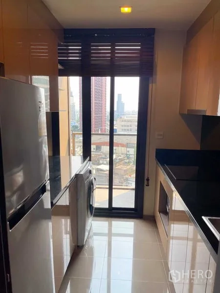 คอนโด ขายในWatthana, Bangkok - ครัวแยกแบบแกลลีย์ หน้าต่างสูง ตู้เย็น เครื่องซักผ้า และตู้เก็บของ