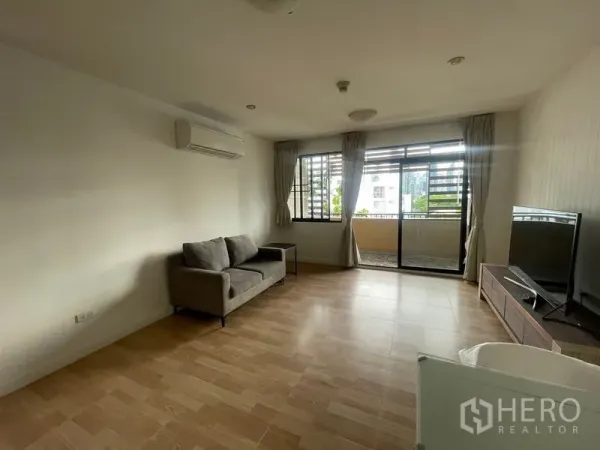 คอนโด ให้เช่าในWatthana, Bangkok - พื้นที่นั่งเล่นสว่าง โซฟา แอร์ และประตูกระจกเปิดสู่ระเบียง