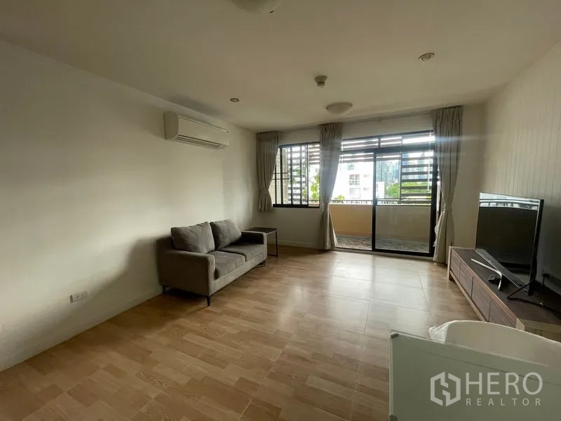 คอนโด ให้เช่าในWatthana, Bangkok - พื้นที่นั่งเล่นสว่าง โซฟา แอร์ และประตูกระจกเปิดสู่ระเบียง