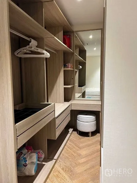 คอนโด ขายในWatthana, Bangkok - ห้องแต่งตัวแบบวอล์กอิน มีชั้นวาง ลิ้นชัก และกระจก