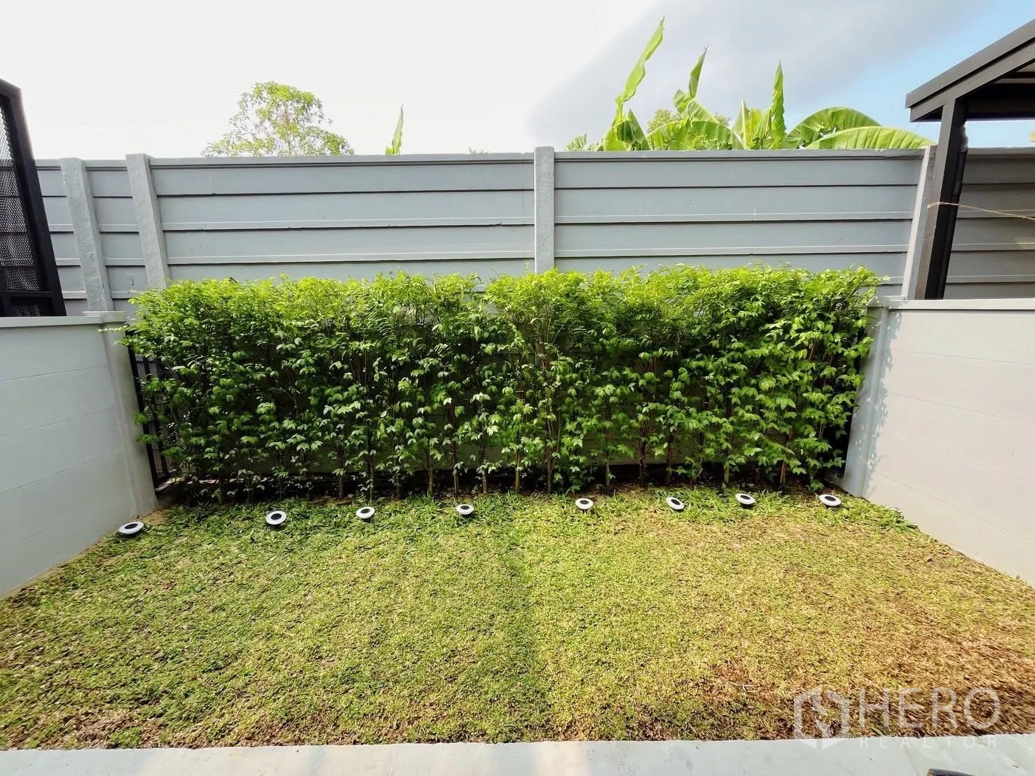 联排别墅 for rent in Bang Phli, Samut Prakan - 私家庭院正面视角，修剪整齐的绿篱与地埋灯。