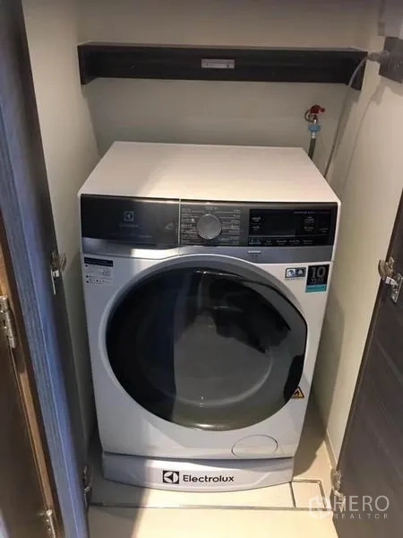 公寓 出租在Watthana, Bangkok - 内置柜中的伊莱克斯洗衣机。