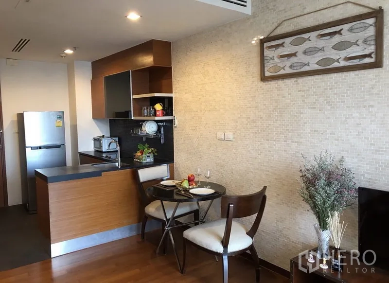 คอนโด ให้เช่าในKhlong Toei, Bangkok - ครัวแบบเปิดตู้ไม้ เคาน์เตอร์บาร์ และมุมรับประทานอาหารขนาดกะทัดรัดในคอนโดสมัยใหม่